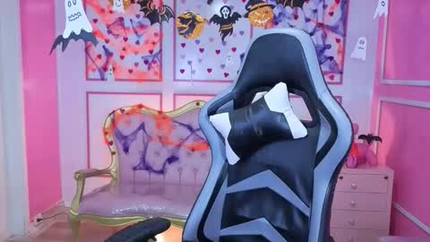 Snapshot of stephania_t chatting on 10-29-25, 12:18 Stephania online show from 10-29-25, 12:18