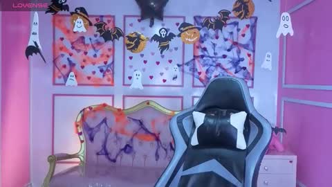 Snapshot of stephania_t chatting on 10-30-25, 11:44 Stephania online show from 10-30-25, 11:44