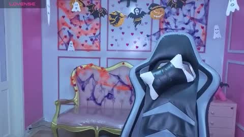 Snapshot of stephania_t chatting on 10-31-25, 01:01 Stephania online show from 10-31-25, 01:01