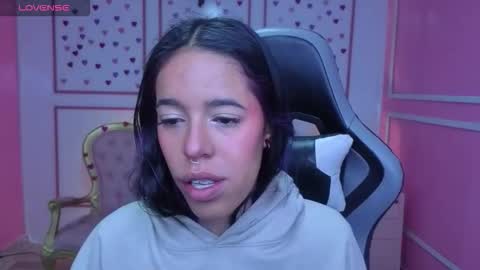 Snapshot of stephania_t chatting on 11-01-25, 12:40 Stephania online show from 11-01-25, 12:40