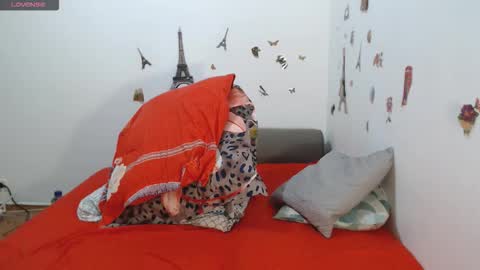 Snapshot of stephaniewild chatting on 01-10-26, 11:12 Stephanie online show from 01-10-26, 11:12