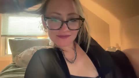 Snapshot of steviegirl4u chatting on 10-25-25, 08:36 StevieGirl4U online show from 10-25-25, 08:36