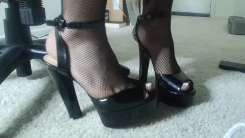 Snapshot of stilettodoll chatting on 10-22-25, 10:37 StilettoDoll online show from 10-22-25, 10:37