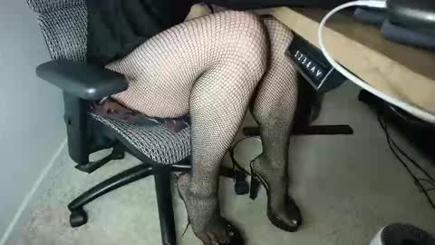 Snapshot of stilettodoll chatting on 11-06-25, 01:06 StilettoDoll online show from 11-06-25, 01:06