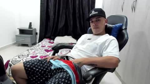 stiven_fox33 online show from 11-18-25, 02:28