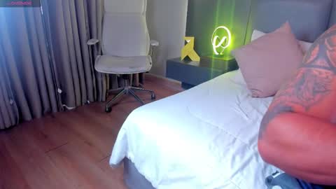 Snapshot of stone_lee_ chatting on 10-11-25, 11:53 Stone Lee online show from 10-11-25, 11:53