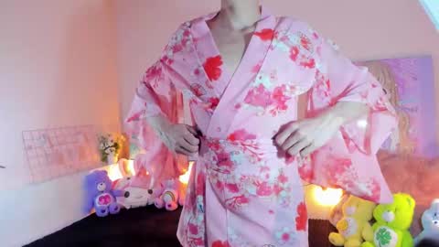 strawberry_kitty_ online show from 12-01-25, 04:06