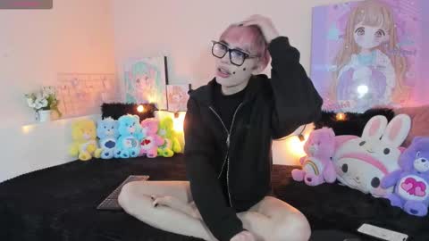 strawberry_kitty_ online show from 12-19-25, 04:41