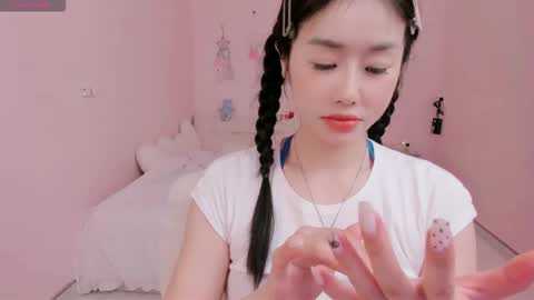 strawberry_loveee online show from 09-19-25, 04:58