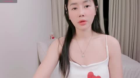 strawberry_loveee online show from 10-08-25, 03:20