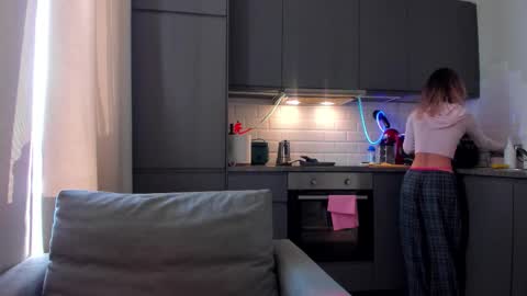 Snapshot of strawberrypie99 chatting on 10-17-25, 09:12 Tati and Lola online show from 10-17-25, 09:12