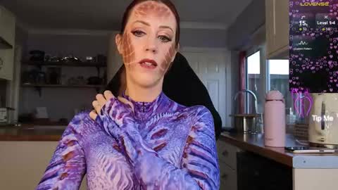 Snapshot of stripmequick chatting on 10-28-25, 10:30 Amorina online show from 10-28-25, 10:30