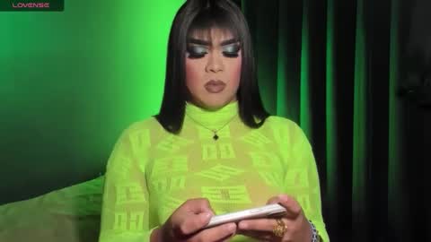 Snapshot of suckablecockoffreya chatting on 11-10-25, 06:40 JADE ELYSE online show from 11-10-25, 06:40