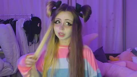 Snapshot of suemeow chatting on 04-12-26, 08:25 Sue online show from 04-12-26, 08:25