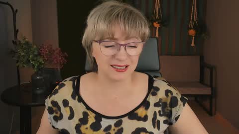 Vivien online show from 12-14-24, 09:18