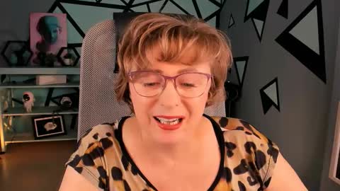 Vivien online show from 11-19-25, 01:22