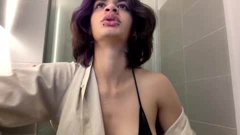 Snapshot of sukulaurens chatting on 09-27-25, 03:11 Suku Ren online show from 09-27-25, 03:11