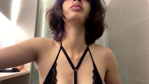 Snapshot of sukulaurens chatting on 09-27-25, 04:23 Suku Ren online show from 09-27-25, 04:23