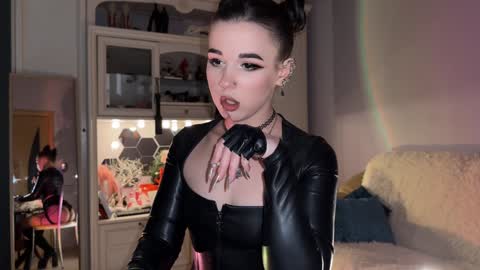 Snapshot of sun_for_you chatting on 12-19-24, 12:34 Miss Nelly online show from 12-19-24, 12:34