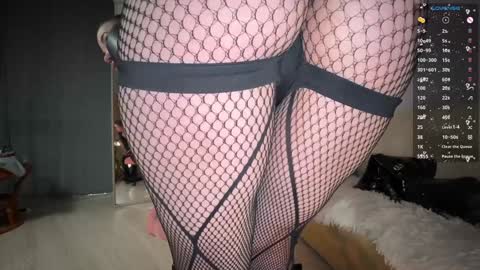Snapshot of sun_for_you chatting on 12-19-24, 03:40 Miss Nelly online show from 12-19-24, 03:40