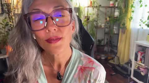 Snapshot of sunnie_dayz chatting on 09-09-25, 05:34 Hi Im Sunnie - Next show Friday August 1 online show from 09-09-25, 05:34