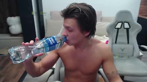 Alice and Sergey online show from 11-21-25, 04:55