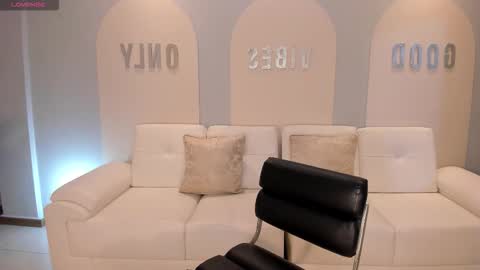 Snapshot of sunnyrivers_ chatting on 10-21-25, 06:08 Sunny Rivers online show from 10-21-25, 06:08