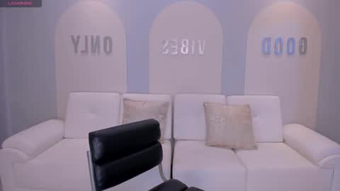 Snapshot of sunnyrivers_ chatting on 10-24-25, 03:52 Sunny Rivers online show from 10-24-25, 03:52