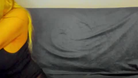 Snapshot of surikiss chatting on 10-19-25, 01:17 surikiss online show from 10-19-25, 01:17