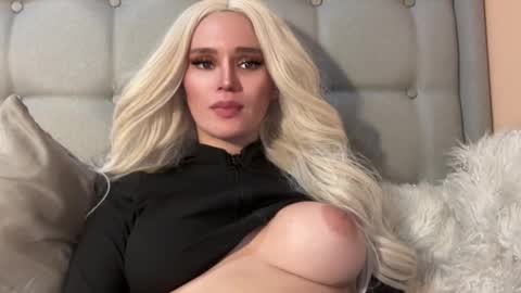 Mia online show from 01-10-25, 07:57