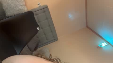 Mia online show from 02-14-25, 02:54