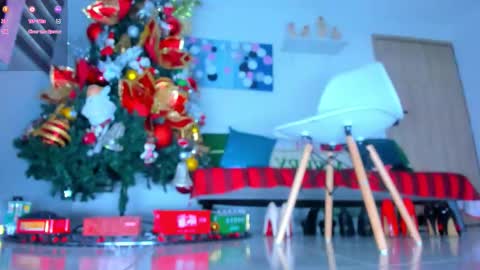 Snapshot of susan_parker01 chatting on 11-04-25, 12:48 susan_parker01 online show from 11-04-25, 12:48