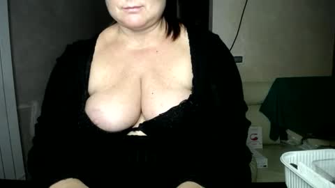 Snapshot of sutralove chatting on 12-19-24, 08:02 Curvy Charm online show from 12-19-24, 08:02
