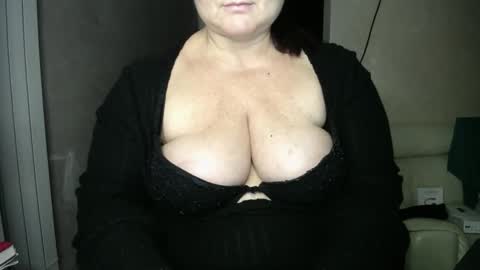 Snapshot of sutralove chatting on 01-03-25, 05:31 Curvy Charm online show from 01-03-25, 05:31