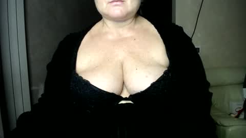 Snapshot of sutralove chatting on 01-06-25, 06:31 Curvy Charm online show from 01-06-25, 06:31