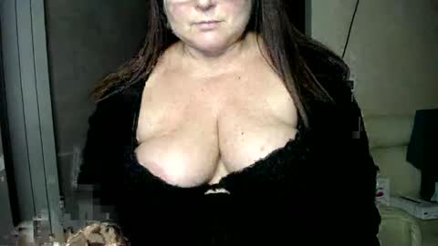 Snapshot of sutralove chatting on 01-15-25, 09:30 Curvy Charm online show from 01-15-25, 09:30