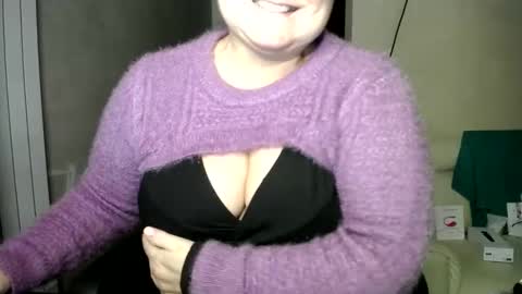 Snapshot of sutralove chatting on 01-16-25, 06:37 Curvy Charm online show from 01-16-25, 06:37