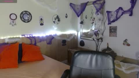 Snapshot of suxxxy_ chatting on 10-31-25, 02:07 Suxxxy online show from 10-31-25, 02:07