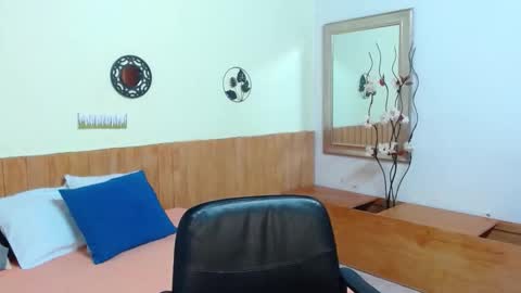 Snapshot of suxxxy_ chatting on 11-12-25, 01:55 Suxxxy online show from 11-12-25, 01:55