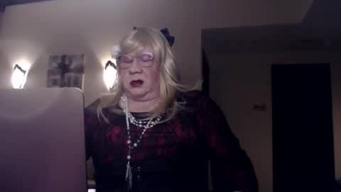 Snapshot of suzannebanci chatting on 01-24-25, 04:06 My name is Sissy or more fully Suzanna Aprilia Maria Mariquita Catarina Chinita Banci. Soy una puta - que chimba ladybug online show from 01-24-25, 04:06