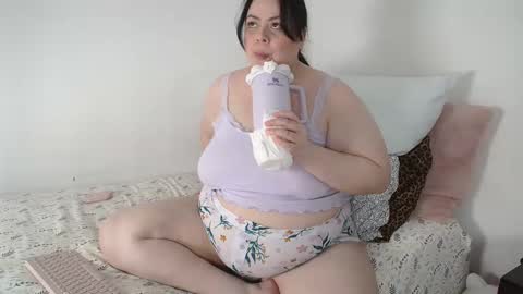 Snapshot of suzyitsstunning23 chatting on 10-18-25, 02:36 suzy online show from 10-18-25, 02:36