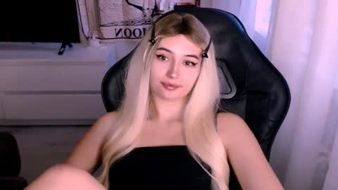 Snapshot of sweeet_baby0 chatting on 10-16-25, 01:17 Kate online show from 10-16-25, 01:17