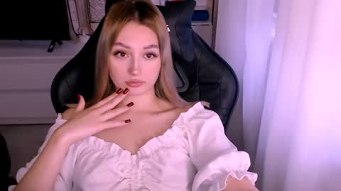 Snapshot of sweeet_baby0 chatting on 10-27-25, 02:37 Kate online show from 10-27-25, 02:37