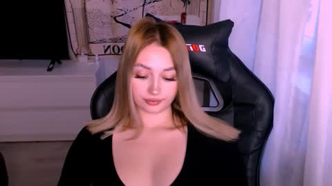 Snapshot of sweeet_baby0 chatting on 10-28-25, 01:31 Kate online show from 10-28-25, 01:31