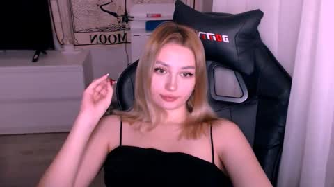 Snapshot of sweeet_baby0 chatting on 11-12-25, 01:17 Kate online show from 11-12-25, 01:17