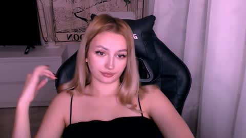 Snapshot of sweeet_baby0 chatting on 11-14-25, 01:15 Kate online show from 11-14-25, 01:15