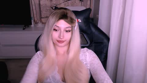 Snapshot of sweeet_baby0 chatting on 12-01-25, 12:15 Kate online show from 12-01-25, 12:15