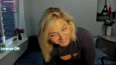 Snapshot of sweet___margaret chatting on 09-19-25, 01:45 Margaret online show from 09-19-25, 01:45