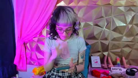 Snapshot of sweet_emmili chatting on 02-10-25, 03:32 emmili online show from 02-10-25, 03:32