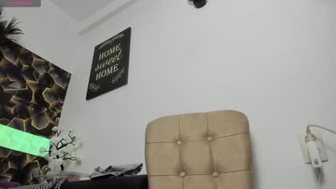 Snapshot of sweet_kitty2000 chatting on 12-14-24, 06:13 Alesy online show from 12-14-24, 06:13